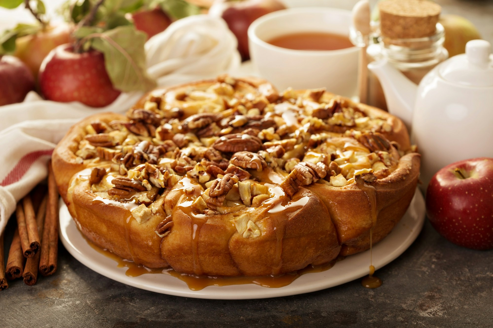 Kaneelbroodjes met appel, karamel en pecannoten