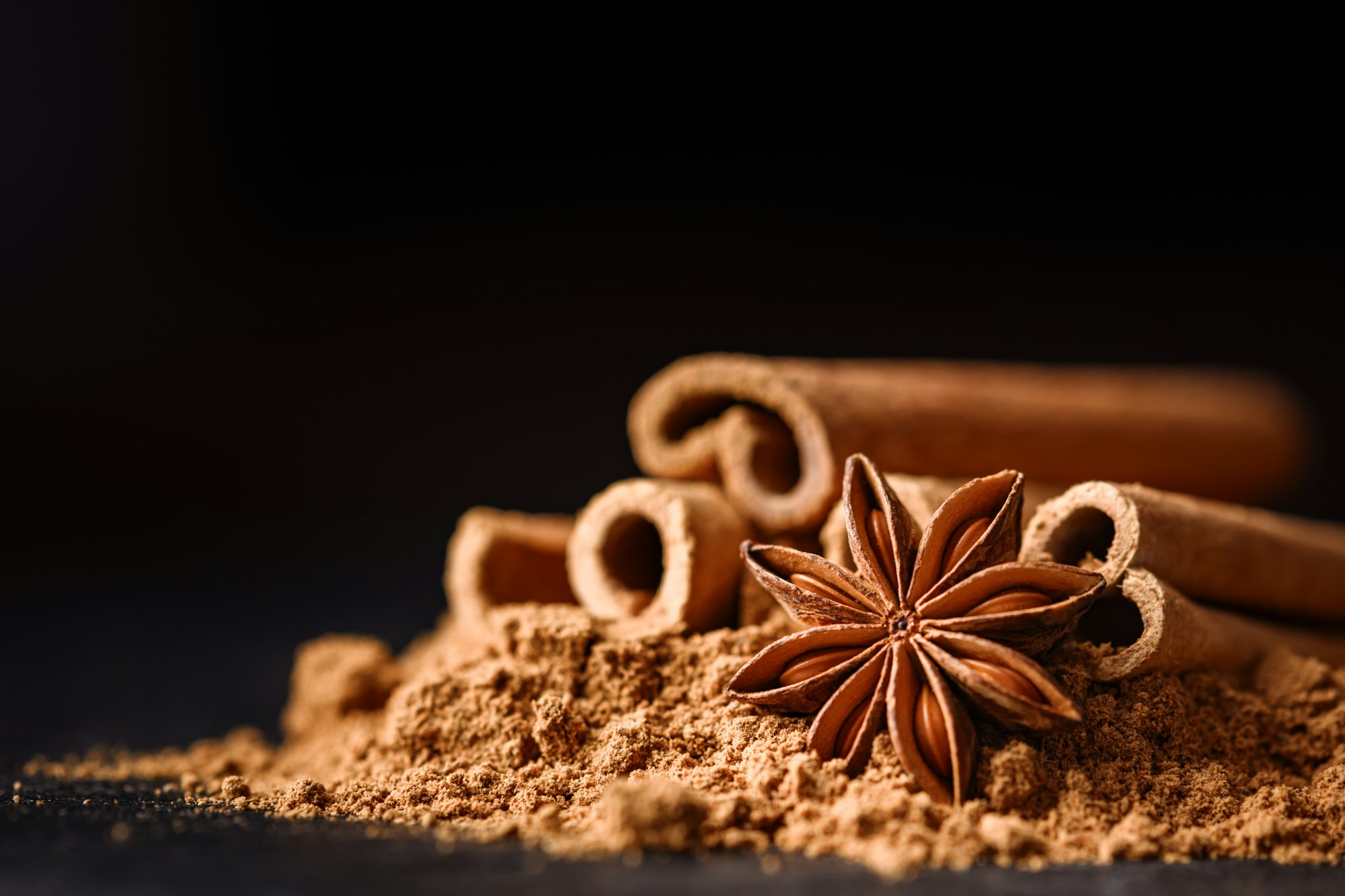 Kaneelstokjes, steranijs en aromatisch kaneelpoeder
